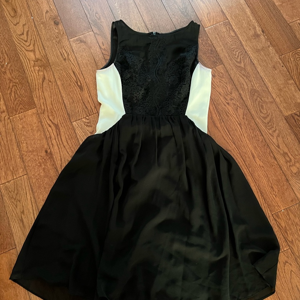 Beautiful Vince Camuto dress -barely worn.